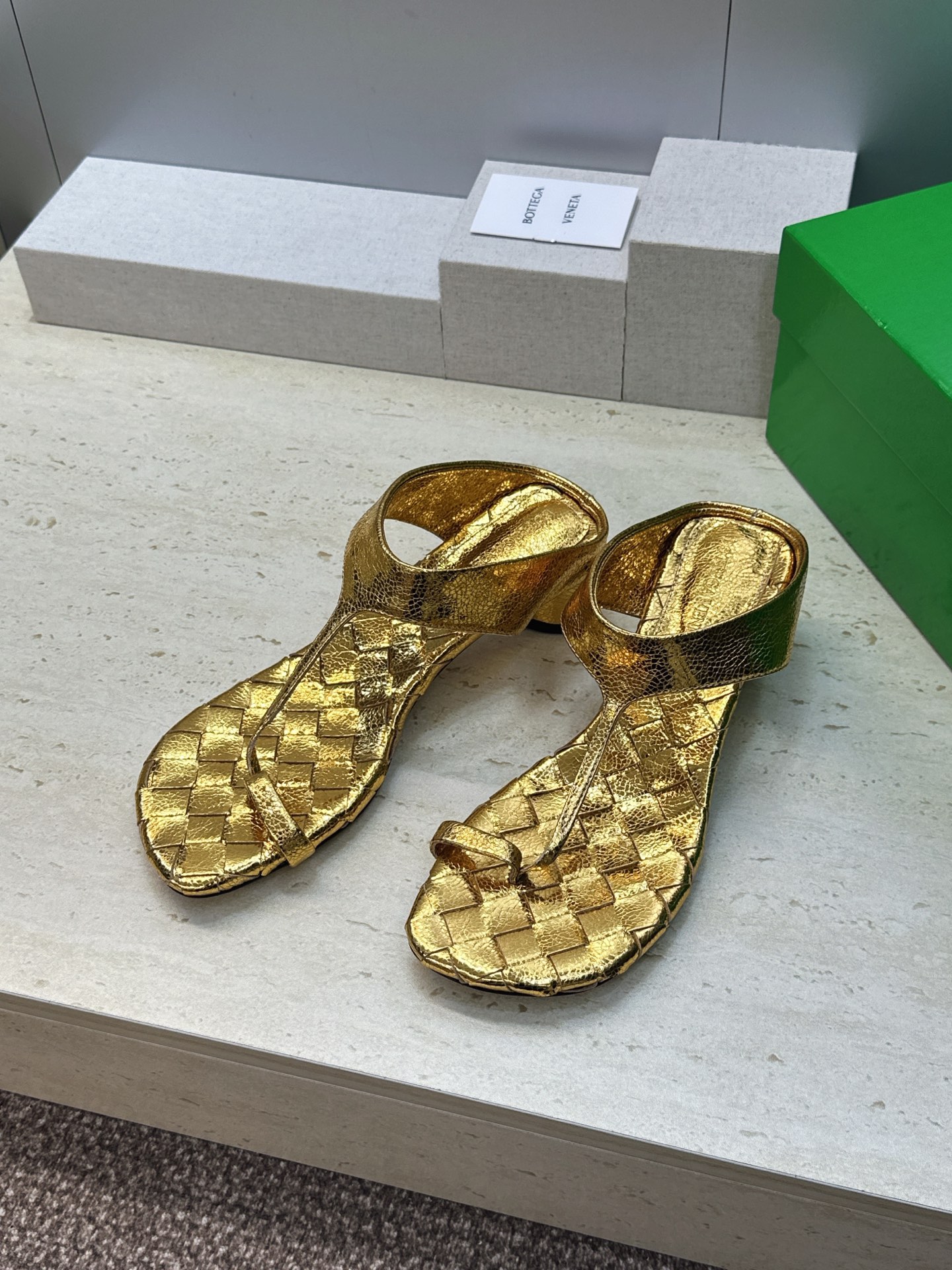 Bottega Veneta 葆蝶家2026春夏新款粗跟编织女鞋 BV字母logo中跟方头夹趾凉拖鞋 材质:鞋面进口小牛 Bottega Veneta 葆蝶家2026春夏新款粗跟编织女鞋 BV字母logo中跟方头夹趾凉拖鞋 材质:鞋面进口小牛