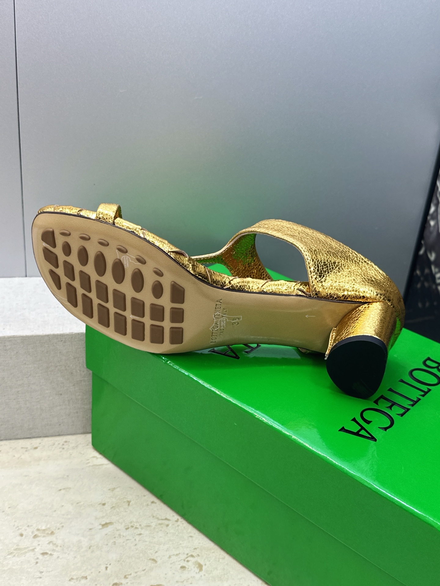 Bottega Veneta 葆蝶家2026春夏新款粗跟编织女鞋 BV字母logo中跟方头夹趾凉拖鞋 材质:鞋面进口小牛 Bottega Veneta 葆蝶家2026春夏新款粗跟编织女鞋 BV字母logo中跟方头夹趾凉拖鞋 材质:鞋面进口小牛