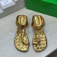 Bottega Veneta 葆蝶家2026春夏新款粗跟编织女鞋 BV字母logo中跟方头夹趾凉拖鞋 材质:鞋面进口小牛 Bottega Veneta 葆蝶家2026春夏新款粗跟编织女鞋 BV字母logo中跟方头夹趾凉拖鞋 材质:鞋面进口小牛