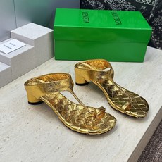 Bottega Veneta 葆蝶家2026春夏新款粗跟编织女鞋 BV字母logo中跟方头夹趾凉拖鞋 材质:鞋面进口小牛 Bottega Veneta 葆蝶家2026春夏新款粗跟编织女鞋 BV字母logo中跟方头夹趾凉拖鞋 材质:鞋面进口小牛