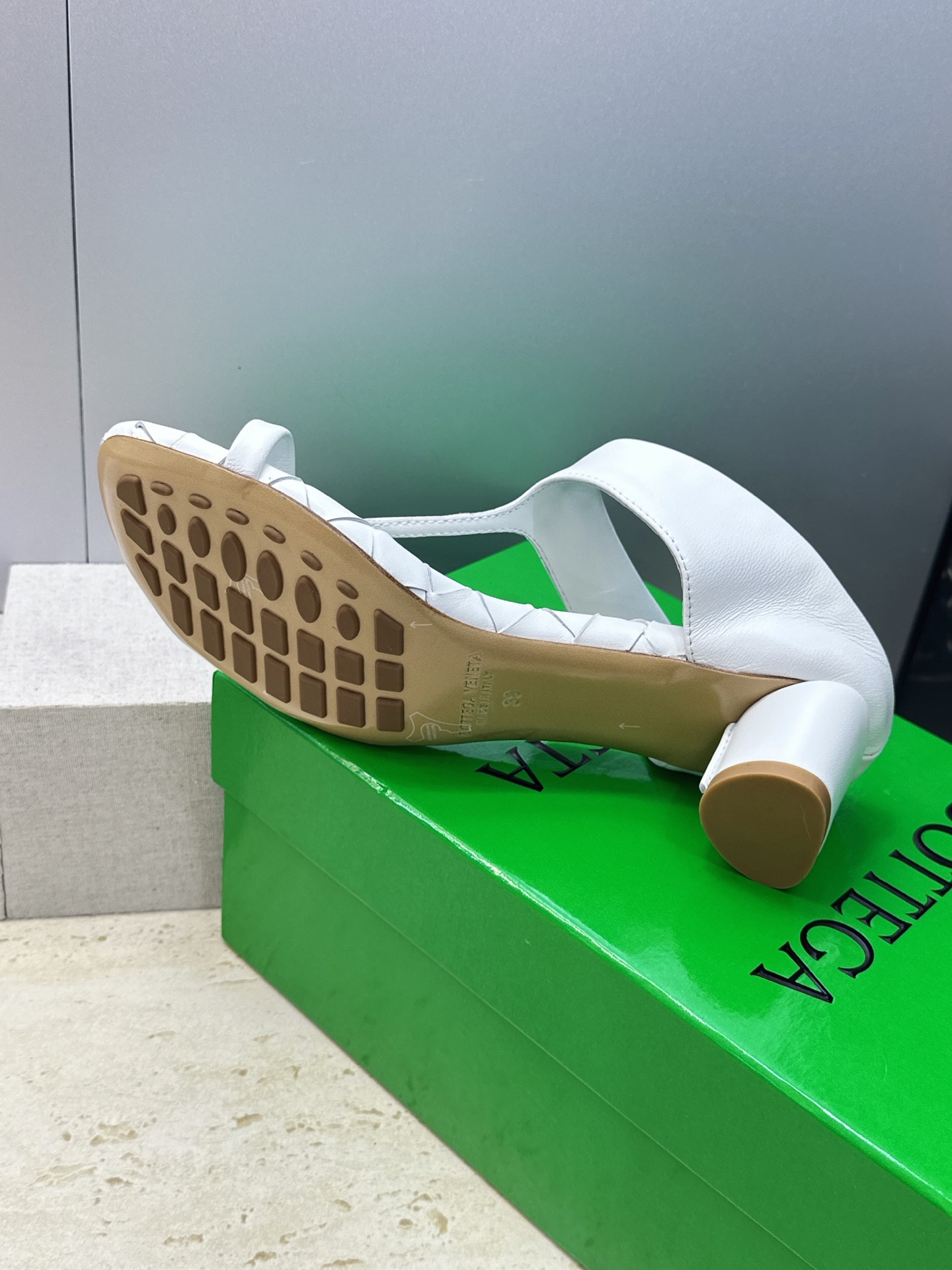 Bottega Veneta 葆蝶家2026春夏新款粗跟编织女鞋 BV字母logo中跟方头夹趾凉拖鞋 材质:鞋面进口小牛 Bottega Veneta 葆蝶家2026春夏新款粗跟编织女鞋 BV字母logo中跟方头夹趾凉拖鞋 材质:鞋面进口小牛
