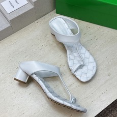 Bottega Veneta 葆蝶家2026春夏新款粗跟编织女鞋 BV字母logo中跟方头夹趾凉拖鞋 材质:鞋面进口小牛 Bottega Veneta 葆蝶家2026春夏新款粗跟编织女鞋 BV字母logo中跟方头夹趾凉拖鞋 材质:鞋面进口小牛
