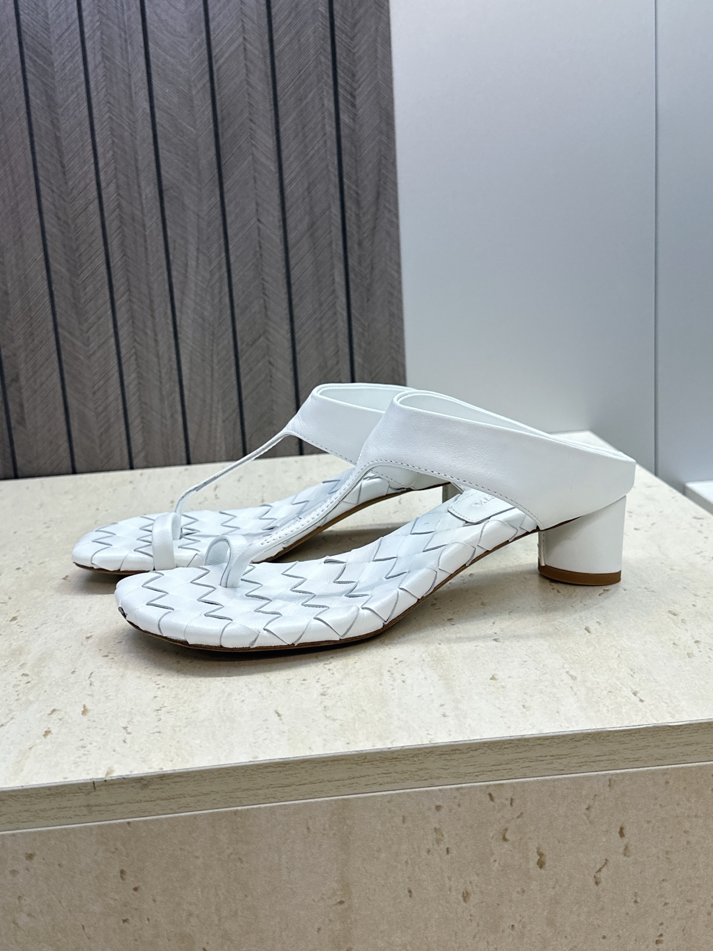 Bottega Veneta 葆蝶家2026春夏新款粗跟编织女鞋 BV字母logo中跟方头夹趾凉拖鞋 材质:鞋面进口小牛 Bottega Veneta 葆蝶家2026春夏新款粗跟编织女鞋 BV字母logo中跟方头夹趾凉拖鞋 材质:鞋面进口小牛