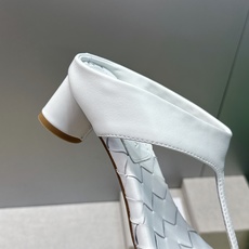 Bottega Veneta 葆蝶家2026春夏新款粗跟编织女鞋 BV字母logo中跟方头夹趾凉拖鞋 材质:鞋面进口小牛 Bottega Veneta 葆蝶家2026春夏新款粗跟编织女鞋 BV字母logo中跟方头夹趾凉拖鞋 材质:鞋面进口小牛