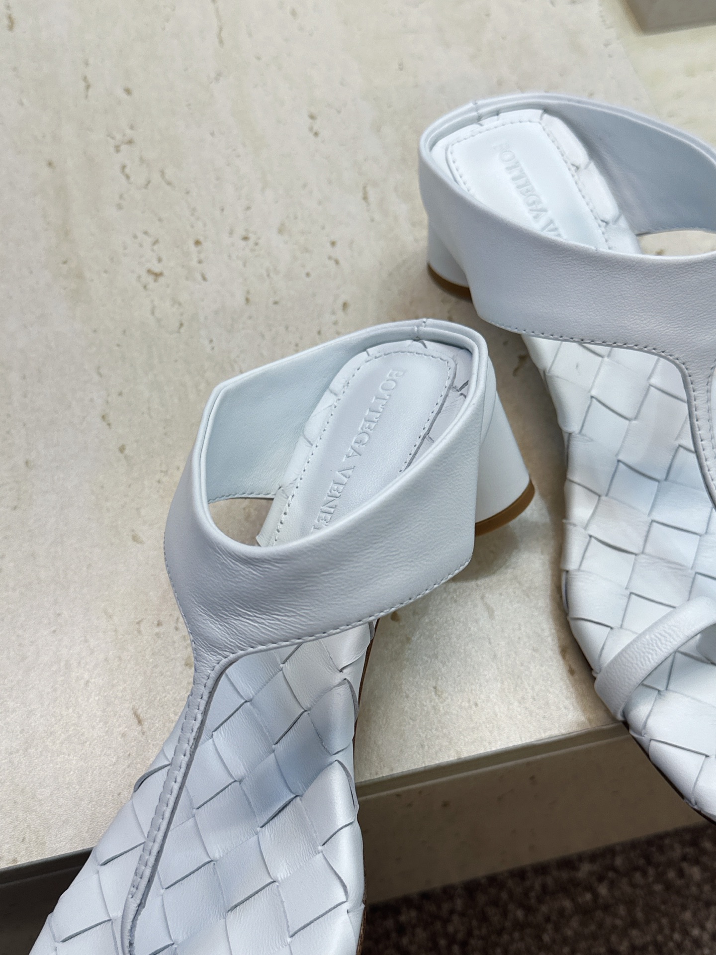 Bottega Veneta 葆蝶家2026春夏新款粗跟编织女鞋 BV字母logo中跟方头夹趾凉拖鞋 材质:鞋面进口小牛 Bottega Veneta 葆蝶家2026春夏新款粗跟编织女鞋 BV字母logo中跟方头夹趾凉拖鞋 材质:鞋面进口小牛