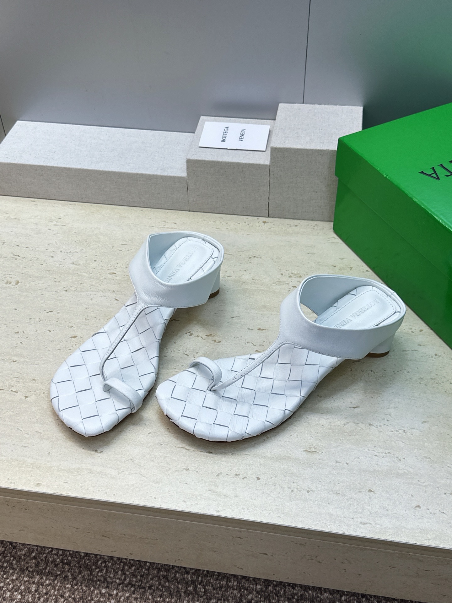 Bottega Veneta 葆蝶家2026春夏新款粗跟编织女鞋 BV字母logo中跟方头夹趾凉拖鞋 材质:鞋面进口小牛 Bottega Veneta 葆蝶家2026春夏新款粗跟编织女鞋 BV字母logo中跟方头夹趾凉拖鞋 材质:鞋面进口小牛