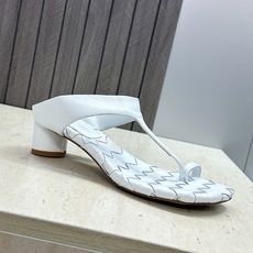 Bottega Veneta 葆蝶家2026春夏新款粗跟编织女鞋 BV字母logo中跟方头夹趾凉拖鞋 材质:鞋面进口小牛 Bottega Veneta 葆蝶家2026春夏新款粗跟编织女鞋 BV字母logo中跟方头夹趾凉拖鞋 材质:鞋面进口小牛