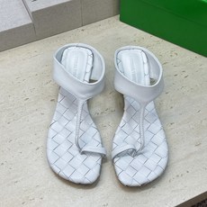 Bottega Veneta 葆蝶家2026春夏新款粗跟编织女鞋 BV字母logo中跟方头夹趾凉拖鞋 材质:鞋面进口小牛 Bottega Veneta 葆蝶家2026春夏新款粗跟编织女鞋 BV字母logo中跟方头夹趾凉拖鞋 材质:鞋面进口小牛