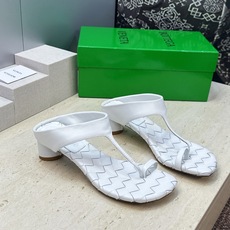 Bottega Veneta 葆蝶家2026春夏新款粗跟编织女鞋 BV字母logo中跟方头夹趾凉拖鞋 材质:鞋面进口小牛 Bottega Veneta 葆蝶家2026春夏新款粗跟编织女鞋 BV字母logo中跟方头夹趾凉拖鞋 材质:鞋面进口小牛