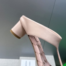 Bottega Veneta 葆蝶家2026春夏新款粗跟编织女鞋 BV字母logo中跟方头夹趾凉拖鞋 材质:鞋面进口小牛 Bottega Veneta 葆蝶家2026春夏新款粗跟编织女鞋 BV字母logo中跟方头夹趾凉拖鞋 材质:鞋面进口小牛