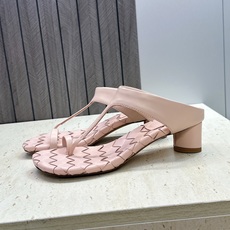 Bottega Veneta 葆蝶家2026春夏新款粗跟编织女鞋 BV字母logo中跟方头夹趾凉拖鞋 材质:鞋面进口小牛 Bottega Veneta 葆蝶家2026春夏新款粗跟编织女鞋 BV字母logo中跟方头夹趾凉拖鞋 材质:鞋面进口小牛