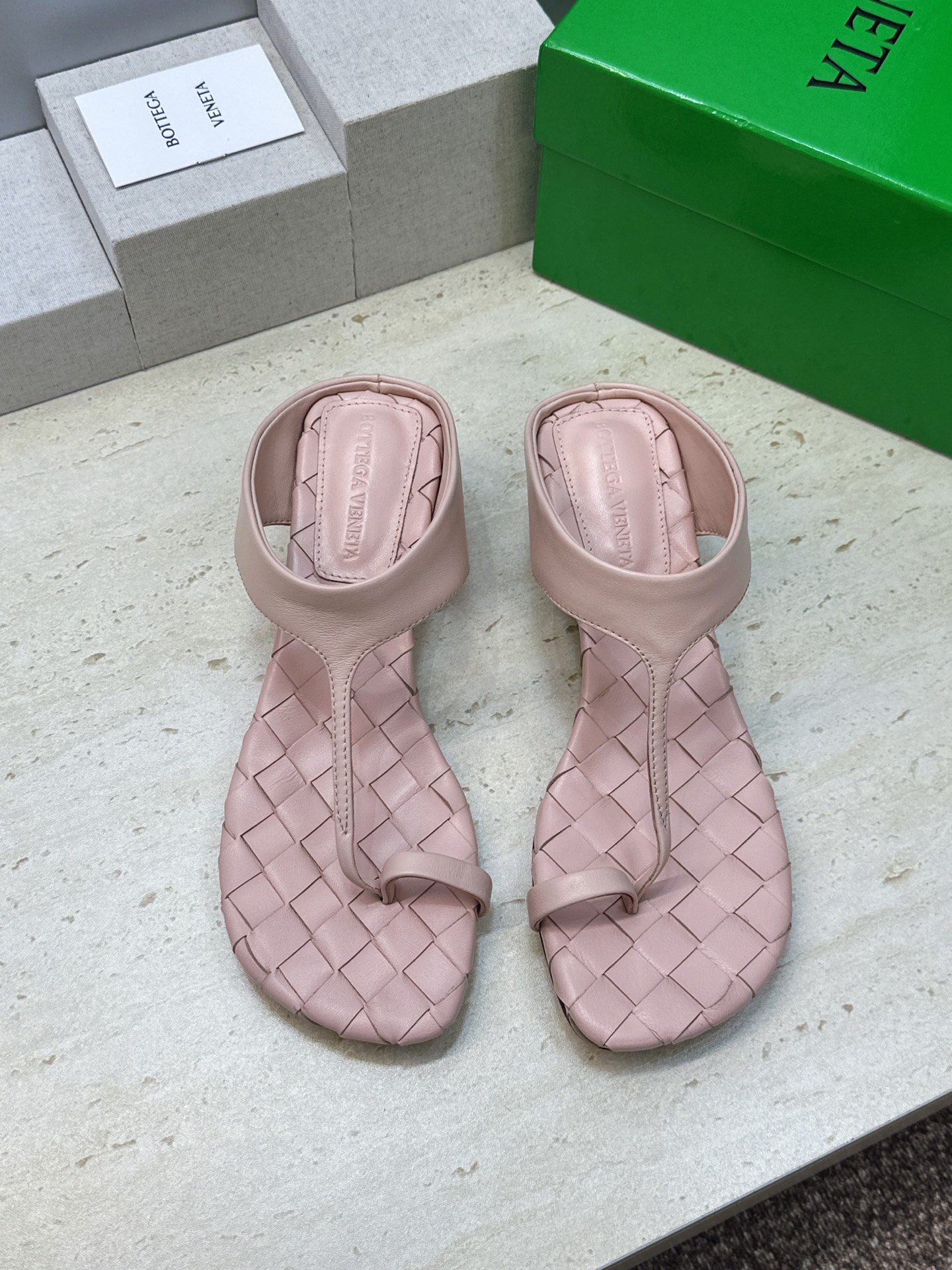 Bottega Veneta 葆蝶家2026春夏新款粗跟编织女鞋 BV字母logo中跟方头夹趾凉拖鞋 材质:鞋面进口小牛 Bottega Veneta 葆蝶家2026春夏新款粗跟编织女鞋 BV字母logo中跟方头夹趾凉拖鞋 材质:鞋面进口小牛