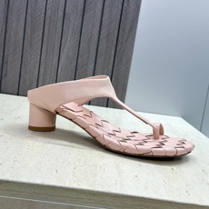 Bottega Veneta 葆蝶家2026春夏新款粗跟编织女鞋 BV字母logo中跟方头夹趾凉拖鞋 材质:鞋面进口小牛 Bottega Veneta 葆蝶家2026春夏新款粗跟编织女鞋 BV字母logo中跟方头夹趾凉拖鞋 材质:鞋面进口小牛