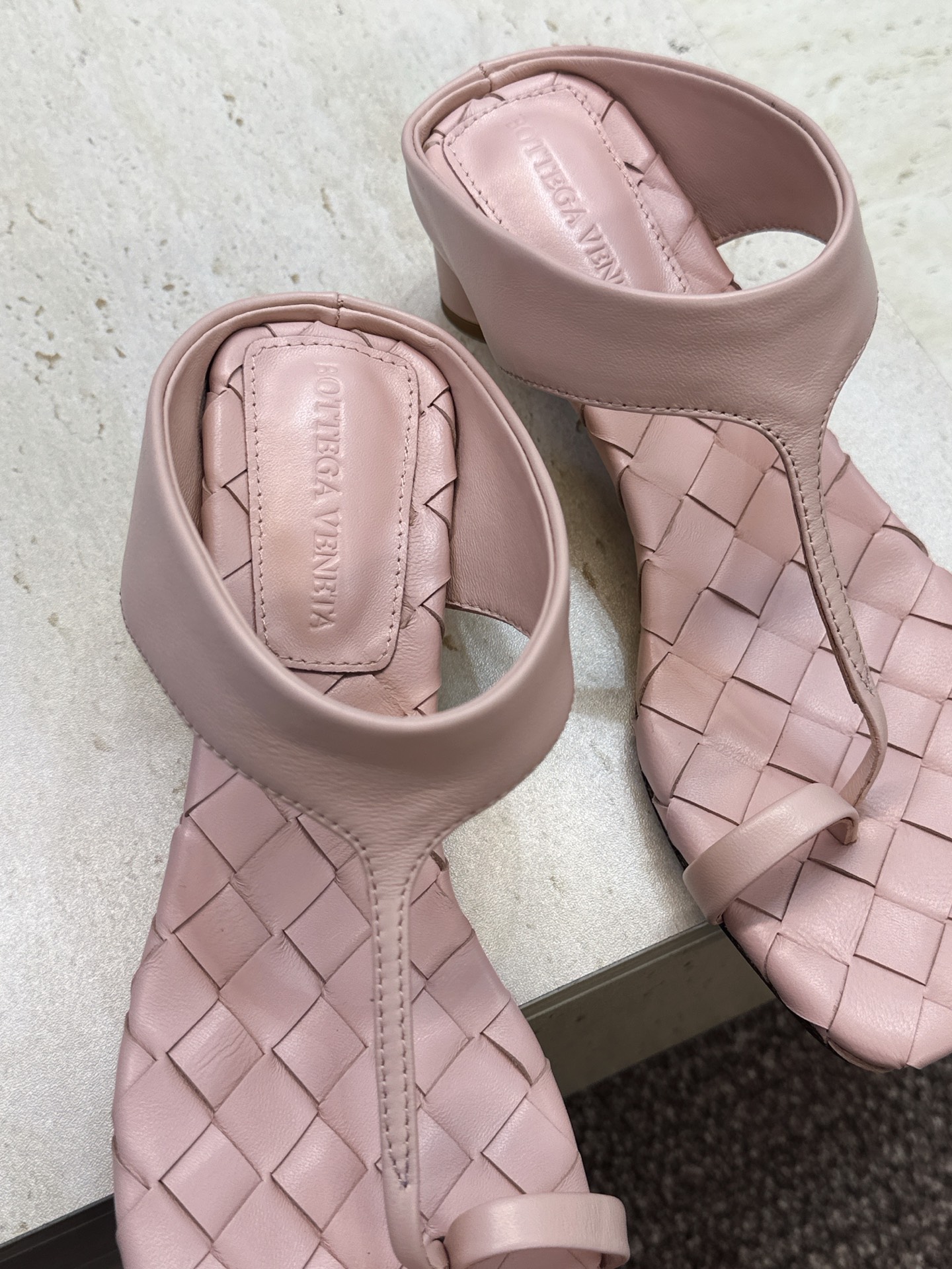 Bottega Veneta 葆蝶家2026春夏新款粗跟编织女鞋 BV字母logo中跟方头夹趾凉拖鞋 材质:鞋面进口小牛 Bottega Veneta 葆蝶家2026春夏新款粗跟编织女鞋 BV字母logo中跟方头夹趾凉拖鞋 材质:鞋面进口小牛