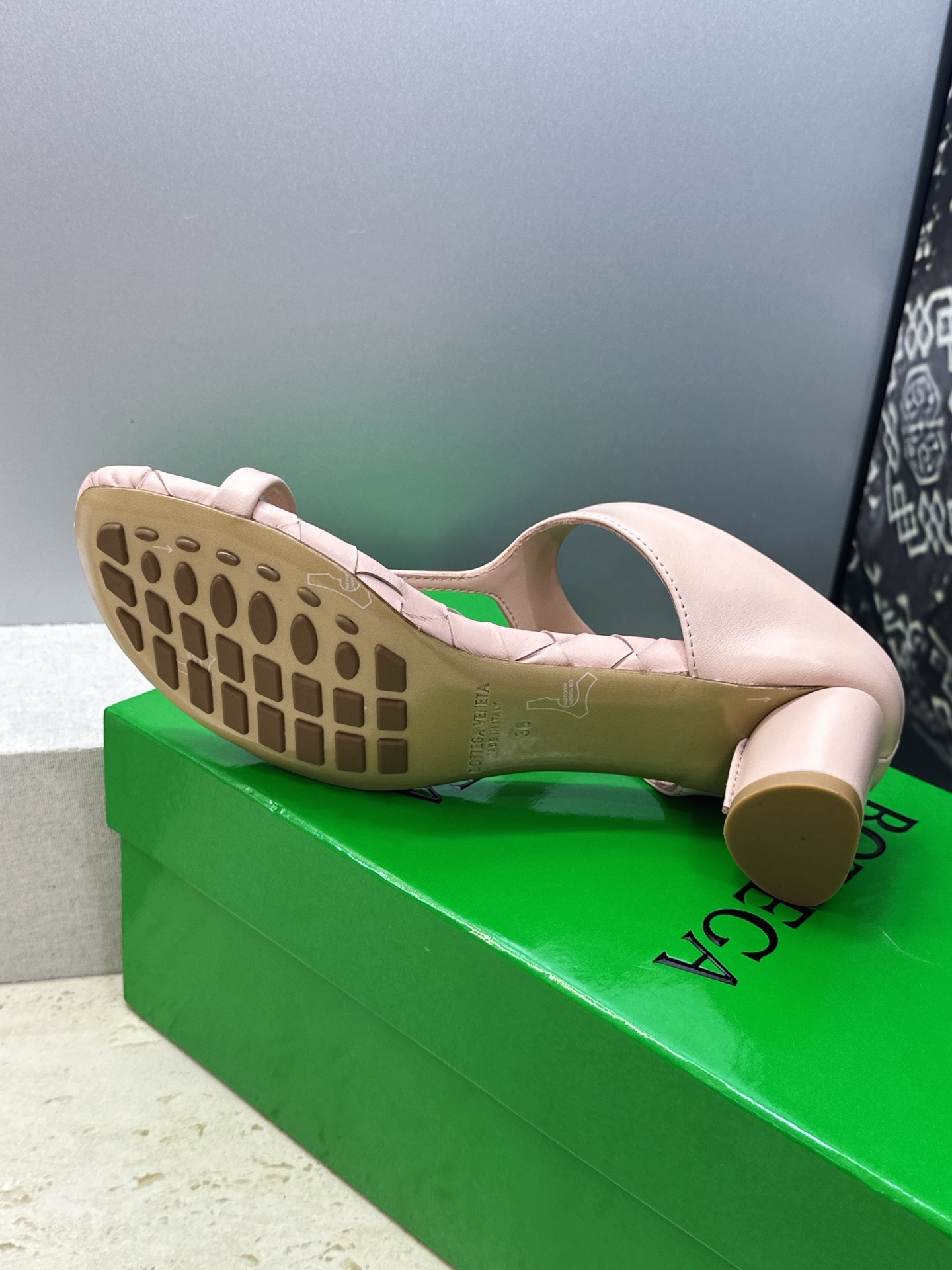 Bottega Veneta 葆蝶家2026春夏新款粗跟编织女鞋 BV字母logo中跟方头夹趾凉拖鞋 材质:鞋面进口小牛 Bottega Veneta 葆蝶家2026春夏新款粗跟编织女鞋 BV字母logo中跟方头夹趾凉拖鞋 材质:鞋面进口小牛