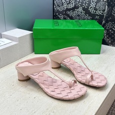 Bottega Veneta 葆蝶家2026春夏新款粗跟编织女鞋 BV字母logo中跟方头夹趾凉拖鞋 材质:鞋面进口小牛 Bottega Veneta 葆蝶家2026春夏新款粗跟编织女鞋 BV字母logo中跟方头夹趾凉拖鞋 材质:鞋面进口小牛