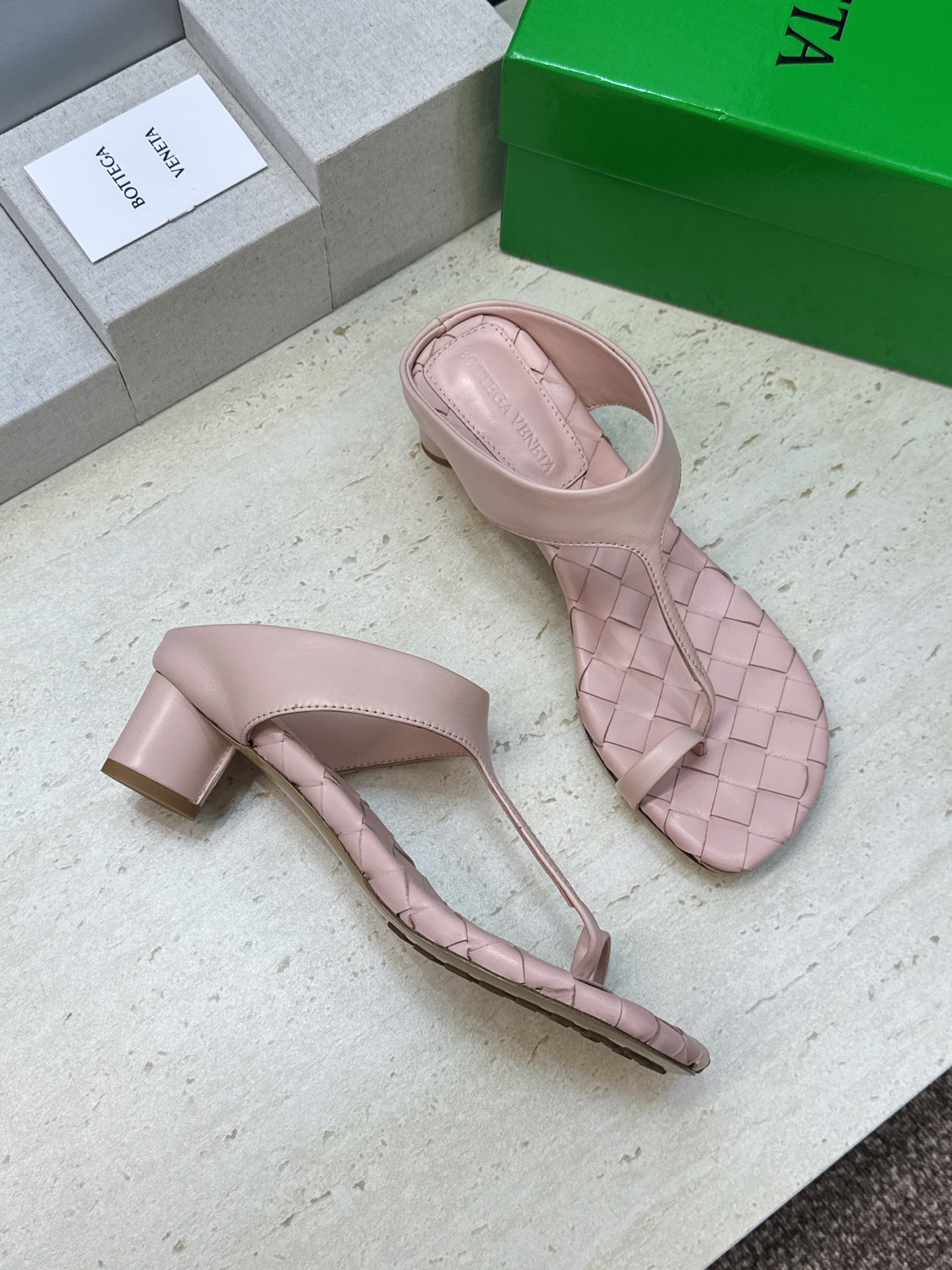 Bottega Veneta 葆蝶家2026春夏新款粗跟编织女鞋 BV字母logo中跟方头夹趾凉拖鞋 材质:鞋面进口小牛 Bottega Veneta 葆蝶家2026春夏新款粗跟编织女鞋 BV字母logo中跟方头夹趾凉拖鞋 材质:鞋面进口小牛
