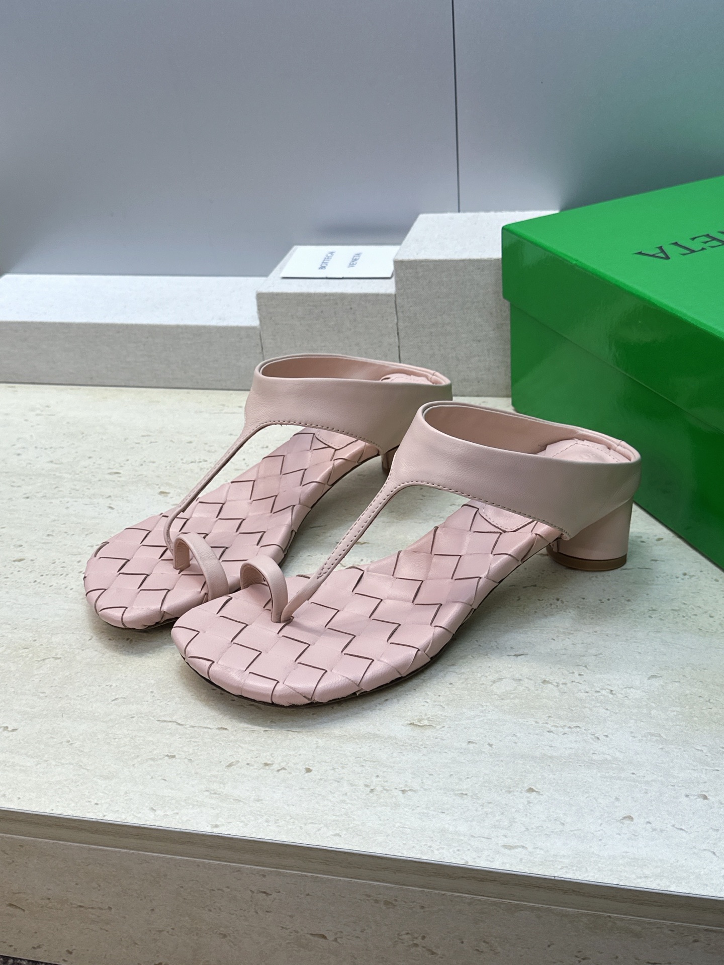 Bottega Veneta 葆蝶家2026春夏新款粗跟编织女鞋 BV字母logo中跟方头夹趾凉拖鞋 材质:鞋面进口小牛 Bottega Veneta 葆蝶家2026春夏新款粗跟编织女鞋 BV字母logo中跟方头夹趾凉拖鞋 材质:鞋面进口小牛