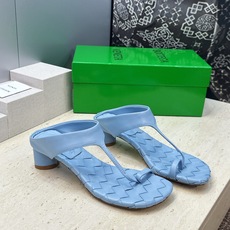 Bottega Veneta 葆蝶家2026春夏新款粗跟编织女鞋 BV字母logo中跟方头夹趾凉拖鞋 材质:鞋面进口小牛 Bottega Veneta 葆蝶家2026春夏新款粗跟编织女鞋 BV字母logo中跟方头夹趾凉拖鞋 材质:鞋面进口小牛