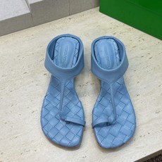 Bottega Veneta 葆蝶家2026春夏新款粗跟编织女鞋 BV字母logo中跟方头夹趾凉拖鞋 材质:鞋面进口小牛 Bottega Veneta 葆蝶家2026春夏新款粗跟编织女鞋 BV字母logo中跟方头夹趾凉拖鞋 材质:鞋面进口小牛
