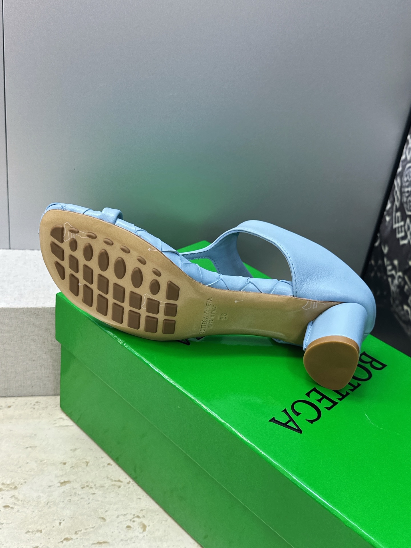 Bottega Veneta 葆蝶家2026春夏新款粗跟编织女鞋 BV字母logo中跟方头夹趾凉拖鞋 材质:鞋面进口小牛 Bottega Veneta 葆蝶家2026春夏新款粗跟编织女鞋 BV字母logo中跟方头夹趾凉拖鞋 材质:鞋面进口小牛