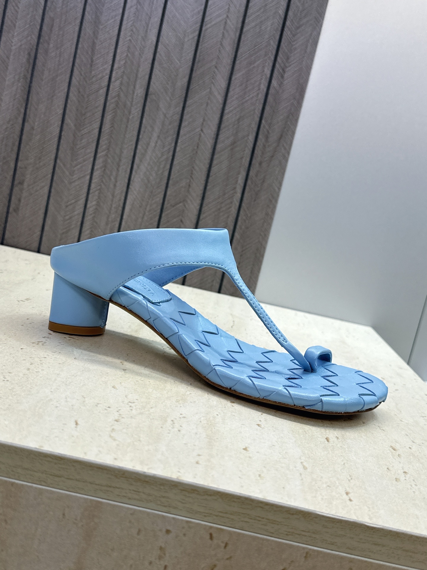 Bottega Veneta 葆蝶家2026春夏新款粗跟编织女鞋 BV字母logo中跟方头夹趾凉拖鞋 材质:鞋面进口小牛 Bottega Veneta 葆蝶家2026春夏新款粗跟编织女鞋 BV字母logo中跟方头夹趾凉拖鞋 材质:鞋面进口小牛