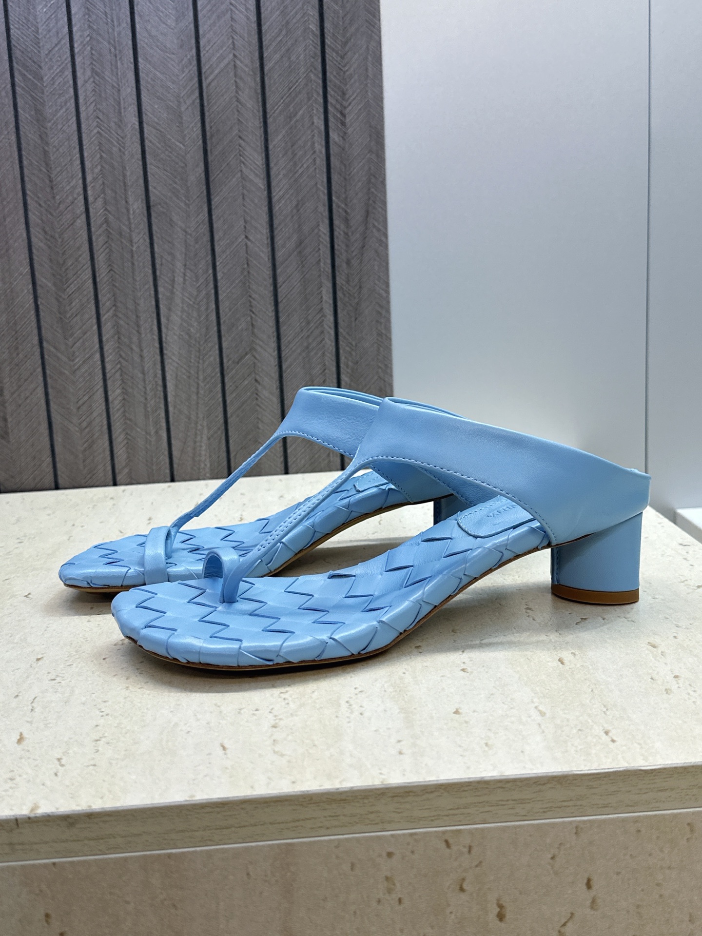 Bottega Veneta 葆蝶家2026春夏新款粗跟编织女鞋 BV字母logo中跟方头夹趾凉拖鞋 材质:鞋面进口小牛 Bottega Veneta 葆蝶家2026春夏新款粗跟编织女鞋 BV字母logo中跟方头夹趾凉拖鞋 材质:鞋面进口小牛