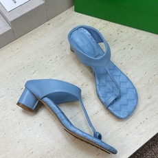 Bottega Veneta 葆蝶家2026春夏新款粗跟编织女鞋 BV字母logo中跟方头夹趾凉拖鞋 材质:鞋面进口小牛 Bottega Veneta 葆蝶家2026春夏新款粗跟编织女鞋 BV字母logo中跟方头夹趾凉拖鞋 材质:鞋面进口小牛