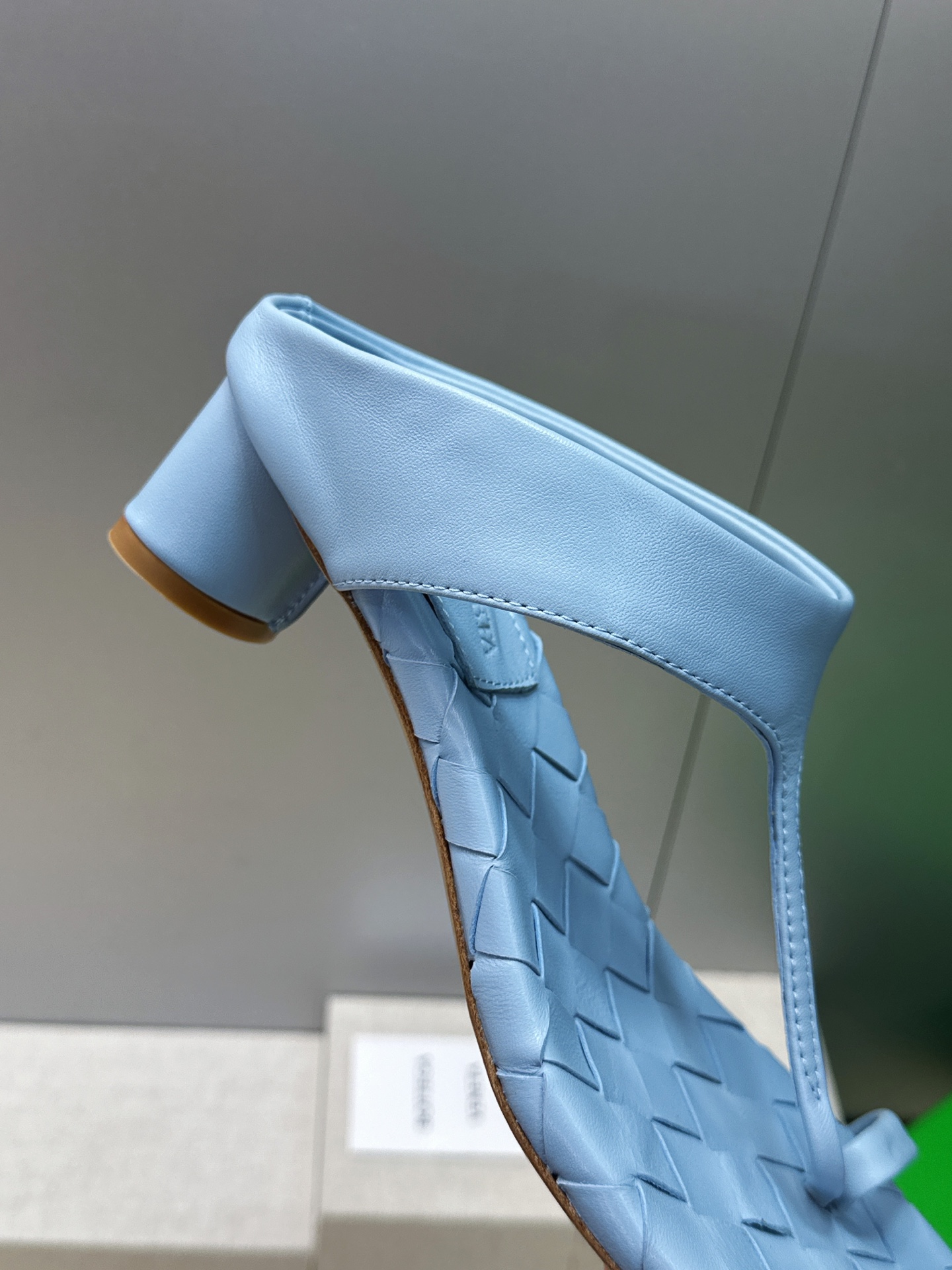 Bottega Veneta 葆蝶家2026春夏新款粗跟编织女鞋 BV字母logo中跟方头夹趾凉拖鞋 材质:鞋面进口小牛 Bottega Veneta 葆蝶家2026春夏新款粗跟编织女鞋 BV字母logo中跟方头夹趾凉拖鞋 材质:鞋面进口小牛