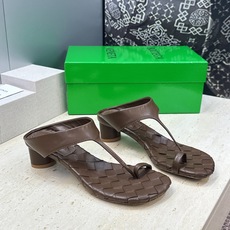 Bottega Veneta 葆蝶家2026春夏新款粗跟编织女鞋 BV字母logo中跟方头夹趾凉拖鞋 材质:鞋面进口小牛 Bottega Veneta 葆蝶家2026春夏新款粗跟编织女鞋 BV字母logo中跟方头夹趾凉拖鞋 材质:鞋面进口小牛