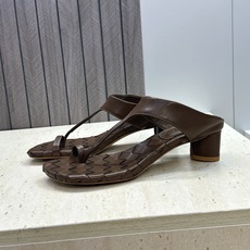 Bottega Veneta 葆蝶家2026春夏新款粗跟编织女鞋 BV字母logo中跟方头夹趾凉拖鞋 材质:鞋面进口小牛 Bottega Veneta 葆蝶家2026春夏新款粗跟编织女鞋 BV字母logo中跟方头夹趾凉拖鞋 材质:鞋面进口小牛