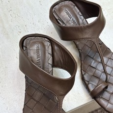 Bottega Veneta 葆蝶家2026春夏新款粗跟编织女鞋 BV字母logo中跟方头夹趾凉拖鞋 材质:鞋面进口小牛 Bottega Veneta 葆蝶家2026春夏新款粗跟编织女鞋 BV字母logo中跟方头夹趾凉拖鞋 材质:鞋面进口小牛