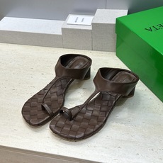 Bottega Veneta 葆蝶家2026春夏新款粗跟编织女鞋 BV字母logo中跟方头夹趾凉拖鞋 材质:鞋面进口小牛 Bottega Veneta 葆蝶家2026春夏新款粗跟编织女鞋 BV字母logo中跟方头夹趾凉拖鞋 材质:鞋面进口小牛