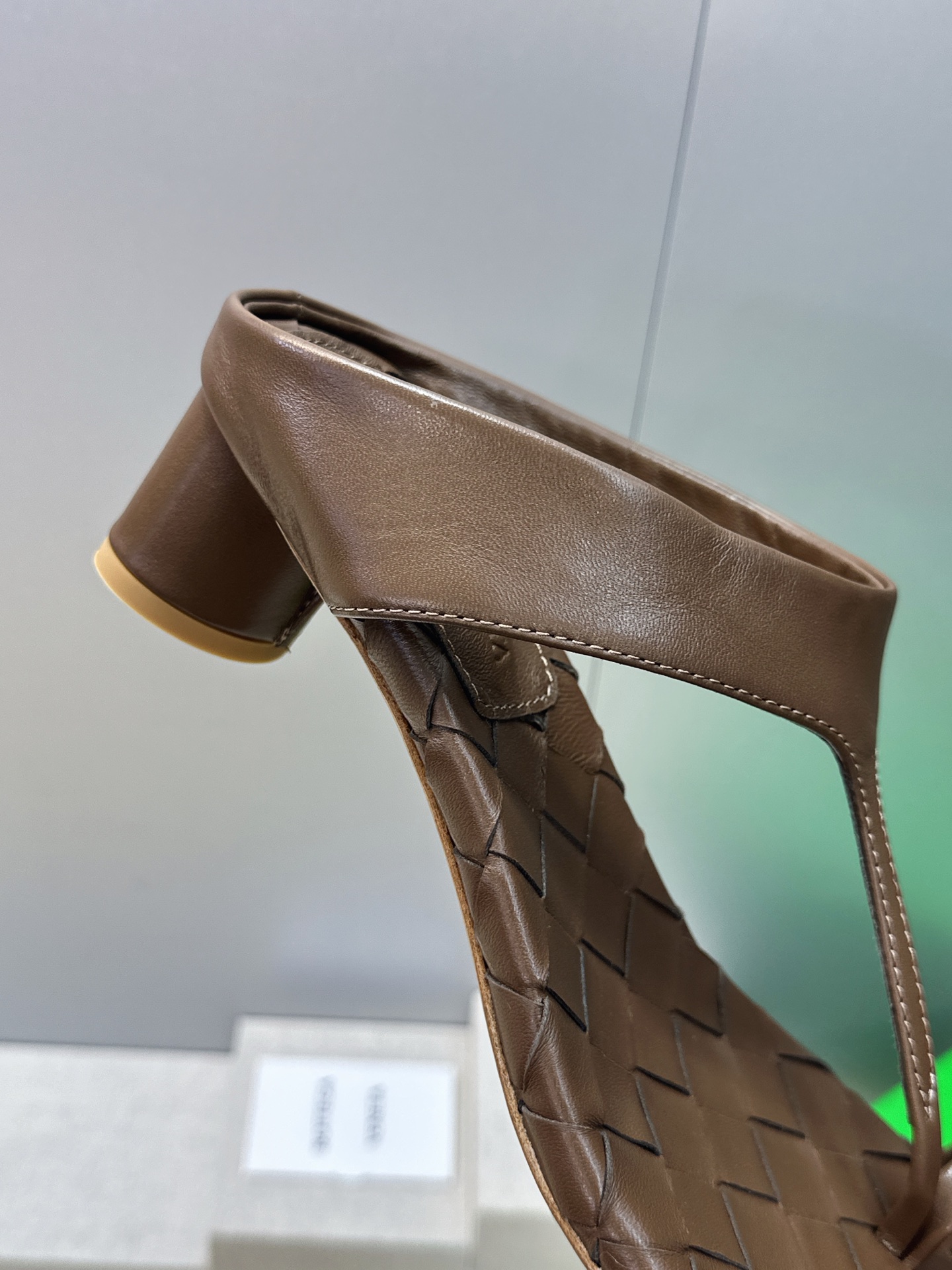 Bottega Veneta 葆蝶家2026春夏新款粗跟编织女鞋 BV字母logo中跟方头夹趾凉拖鞋 材质:鞋面进口小牛 Bottega Veneta 葆蝶家2026春夏新款粗跟编织女鞋 BV字母logo中跟方头夹趾凉拖鞋 材质:鞋面进口小牛