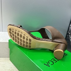Bottega Veneta 葆蝶家2026春夏新款粗跟编织女鞋 BV字母logo中跟方头夹趾凉拖鞋 材质:鞋面进口小牛 Bottega Veneta 葆蝶家2026春夏新款粗跟编织女鞋 BV字母logo中跟方头夹趾凉拖鞋 材质:鞋面进口小牛