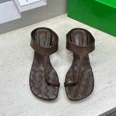 Bottega Veneta 葆蝶家2026春夏新款粗跟编织女鞋 BV字母logo中跟方头夹趾凉拖鞋 材质:鞋面进口小牛 Bottega Veneta 葆蝶家2026春夏新款粗跟编织女鞋 BV字母logo中跟方头夹趾凉拖鞋 材质:鞋面进口小牛