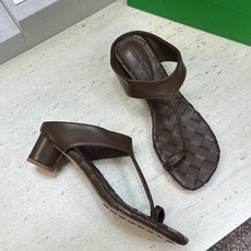 Bottega Veneta 葆蝶家2026春夏新款粗跟编织女鞋 BV字母logo中跟方头夹趾凉拖鞋 材质:鞋面进口小牛 Bottega Veneta 葆蝶家2026春夏新款粗跟编织女鞋 BV字母logo中跟方头夹趾凉拖鞋 材质:鞋面进口小牛