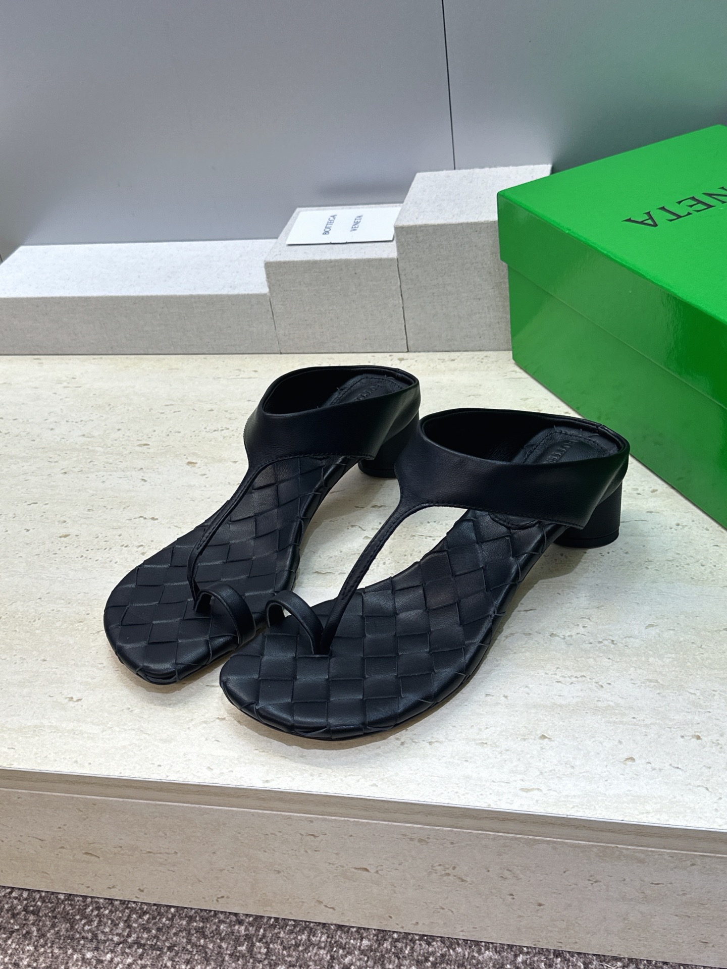 Bottega Veneta 葆蝶家2026春夏新款粗跟编织女鞋 BV字母logo中跟方头夹趾凉拖鞋 材质:鞋面进口小牛 Bottega Veneta 葆蝶家2026春夏新款粗跟编织女鞋 BV字母logo中跟方头夹趾凉拖鞋 材质:鞋面进口小牛