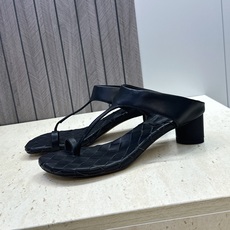 Bottega Veneta 葆蝶家2026春夏新款粗跟编织女鞋 BV字母logo中跟方头夹趾凉拖鞋 材质:鞋面进口小牛 Bottega Veneta 葆蝶家2026春夏新款粗跟编织女鞋 BV字母logo中跟方头夹趾凉拖鞋 材质:鞋面进口小牛