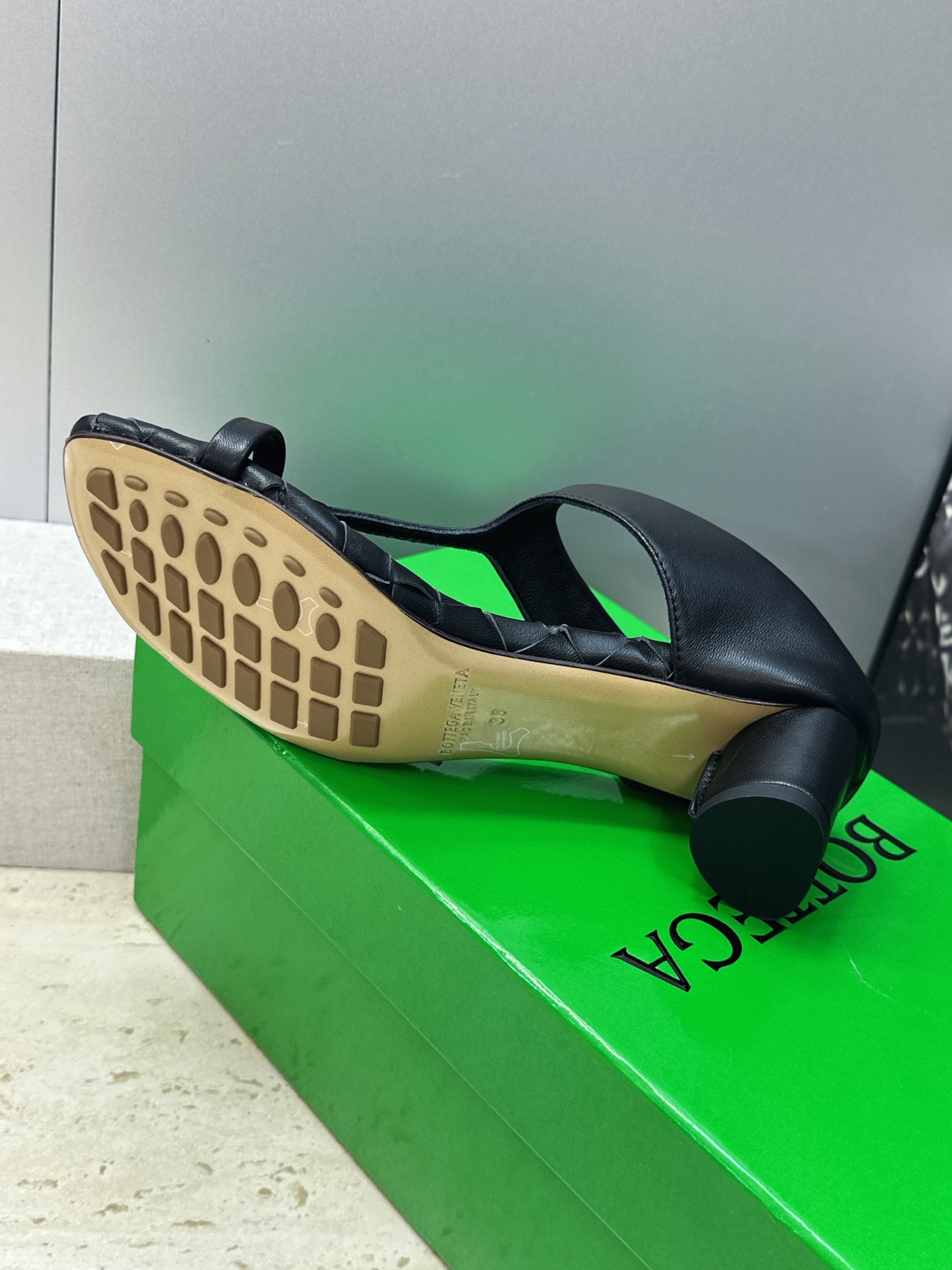 Bottega Veneta 葆蝶家2026春夏新款粗跟编织女鞋 BV字母logo中跟方头夹趾凉拖鞋 材质:鞋面进口小牛 Bottega Veneta 葆蝶家2026春夏新款粗跟编织女鞋 BV字母logo中跟方头夹趾凉拖鞋 材质:鞋面进口小牛