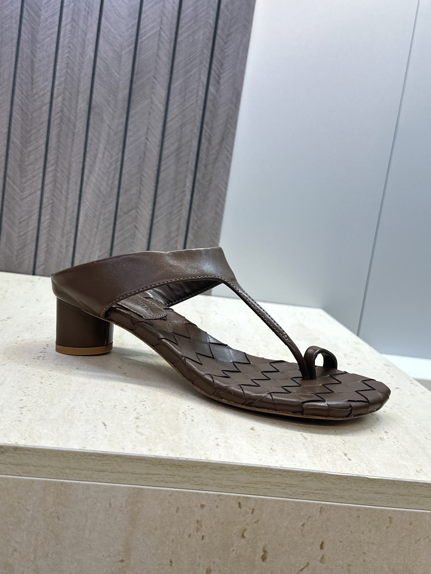 Bottega Veneta 葆蝶家2026春夏新款粗跟编织女鞋 BV字母logo中跟方头夹趾凉拖鞋 材质:鞋面进口小牛 Bottega Veneta 葆蝶家2026春夏新款粗跟编织女鞋 BV字母logo中跟方头夹趾凉拖鞋 材质:鞋面进口小牛