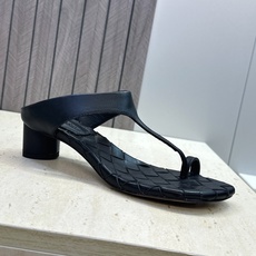 Bottega Veneta 葆蝶家2026春夏新款粗跟编织女鞋 BV字母logo中跟方头夹趾凉拖鞋 材质:鞋面进口小牛 Bottega Veneta 葆蝶家2026春夏新款粗跟编织女鞋 BV字母logo中跟方头夹趾凉拖鞋 材质:鞋面进口小牛