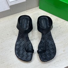 Bottega Veneta 葆蝶家2026春夏新款粗跟编织女鞋 BV字母logo中跟方头夹趾凉拖鞋 材质:鞋面进口小牛 Bottega Veneta 葆蝶家2026春夏新款粗跟编织女鞋 BV字母logo中跟方头夹趾凉拖鞋 材质:鞋面进口小牛