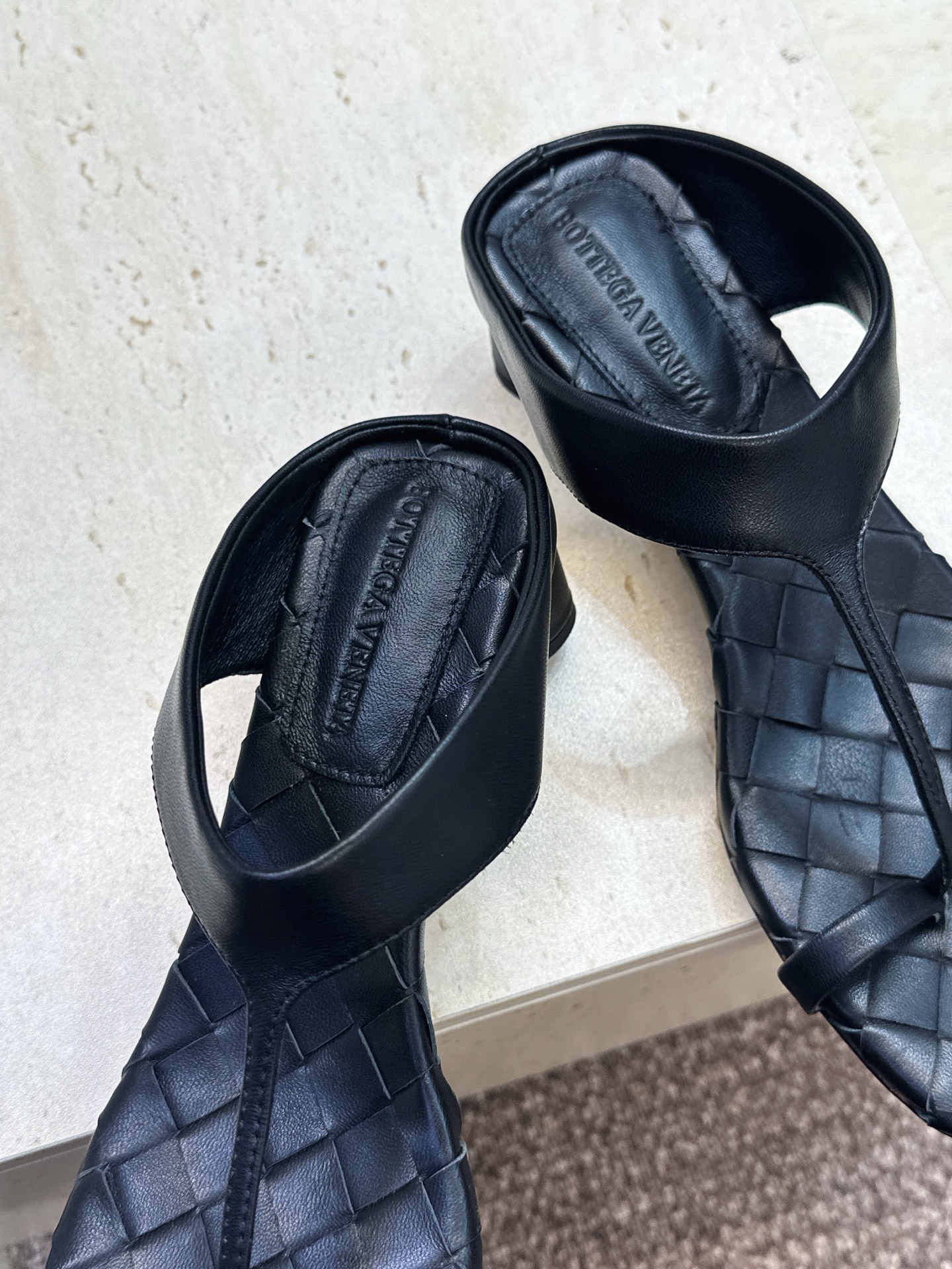 Bottega Veneta 葆蝶家2026春夏新款粗跟编织女鞋 BV字母logo中跟方头夹趾凉拖鞋 材质:鞋面进口小牛 Bottega Veneta 葆蝶家2026春夏新款粗跟编织女鞋 BV字母logo中跟方头夹趾凉拖鞋 材质:鞋面进口小牛