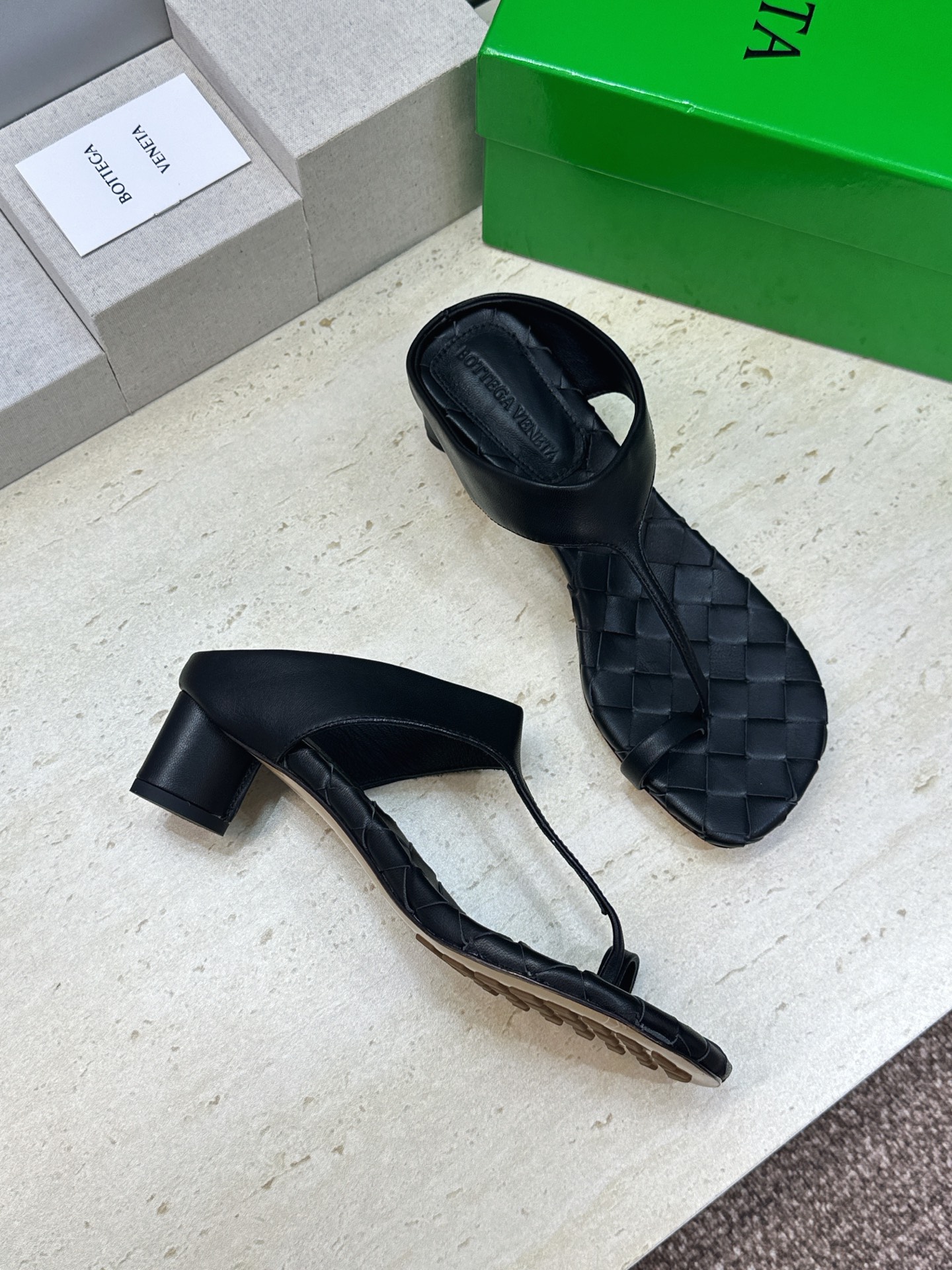 Bottega Veneta 葆蝶家2026春夏新款粗跟编织女鞋 BV字母logo中跟方头夹趾凉拖鞋 材质:鞋面进口小牛 Bottega Veneta 葆蝶家2026春夏新款粗跟编织女鞋 BV字母logo中跟方头夹趾凉拖鞋 材质:鞋面进口小牛