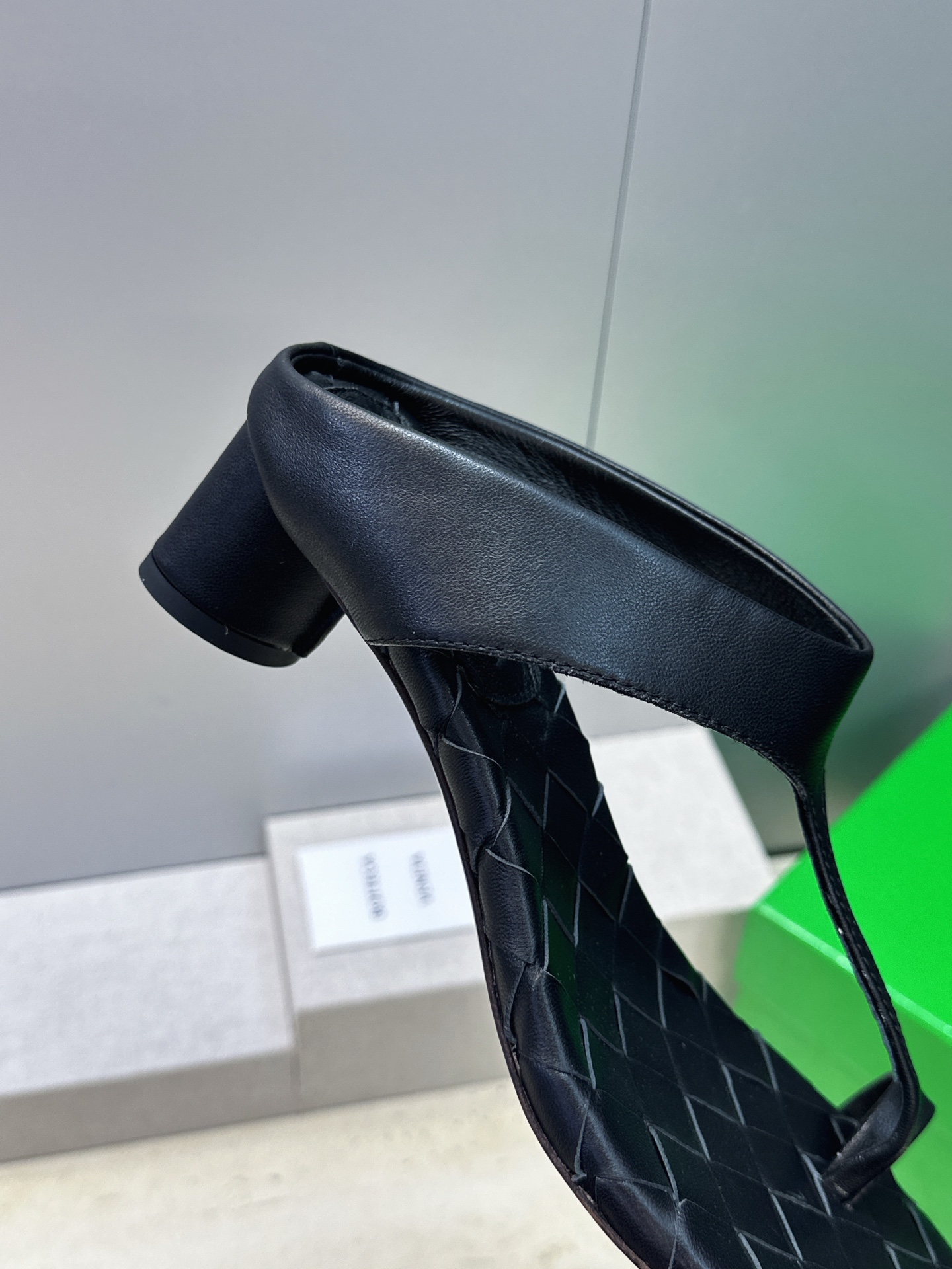 Bottega Veneta 葆蝶家2026春夏新款粗跟编织女鞋 BV字母logo中跟方头夹趾凉拖鞋 材质:鞋面进口小牛 Bottega Veneta 葆蝶家2026春夏新款粗跟编织女鞋 BV字母logo中跟方头夹趾凉拖鞋 材质:鞋面进口小牛
