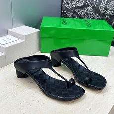 Bottega Veneta 葆蝶家2026春夏新款粗跟编织女鞋 BV字母logo中跟方头夹趾凉拖鞋 材质:鞋面进口小牛 Bottega Veneta 葆蝶家2026春夏新款粗跟编织女鞋 BV字母logo中跟方头夹趾凉拖鞋 材质:鞋面进口小牛