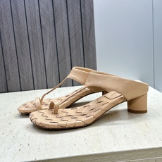 Bottega Veneta 葆蝶家2026春夏新款粗跟编织女鞋 BV字母logo中跟方头夹趾凉拖鞋 材质:鞋面进口小牛 Bottega Veneta 葆蝶家2026春夏新款粗跟编织女鞋 BV字母logo中跟方头夹趾凉拖鞋 材质:鞋面进口小牛