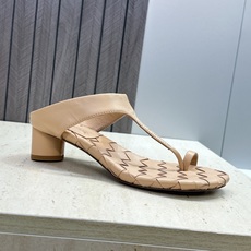 Bottega Veneta 葆蝶家2026春夏新款粗跟编织女鞋 BV字母logo中跟方头夹趾凉拖鞋 材质:鞋面进口小牛 Bottega Veneta 葆蝶家2026春夏新款粗跟编织女鞋 BV字母logo中跟方头夹趾凉拖鞋 材质:鞋面进口小牛