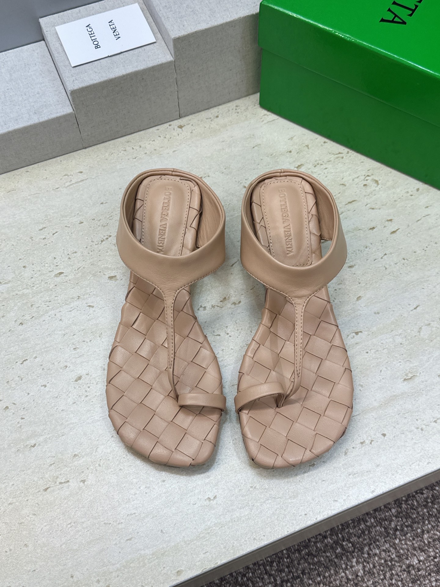 Bottega Veneta 葆蝶家2026春夏新款粗跟编织女鞋 BV字母logo中跟方头夹趾凉拖鞋 材质:鞋面进口小牛 Bottega Veneta 葆蝶家2026春夏新款粗跟编织女鞋 BV字母logo中跟方头夹趾凉拖鞋 材质:鞋面进口小牛